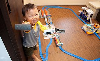 子供部屋は2歳半になるお子様の大好きなオモチャでいっぱい。お部屋まるごと、存分に遊べるスペースだ。