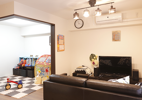 お子様たちのプレイルームとして活用されるリビング横の居室は、シックな雰囲気に仕立てられたリビングとバランス良く整えられている。