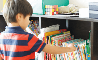 子ども部屋にはお子さんが興味を示した本や玩具が並んでいる。情操教育を育むスペースだ。時には、親子でゲームに興じることもあるという。