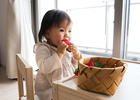 お子様用の洋服だけでなく、リンゴのおもちゃなども奥様の手づくり。口に入れても安心だ。