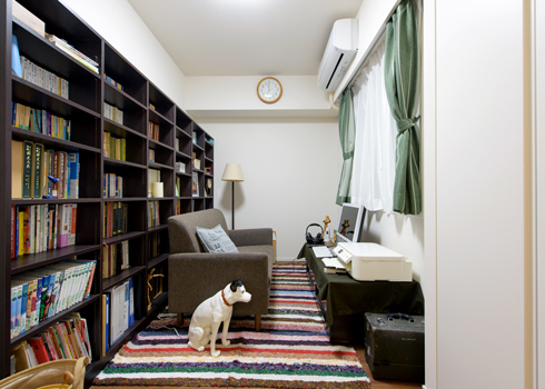 洋室のひとつは、書斎として使用。たくさんの本とソファーがあり、落ち着いて集中できそうな雰囲気。ここにも、動物好きな奥様が選んだかわいらしい犬のオブジェが。