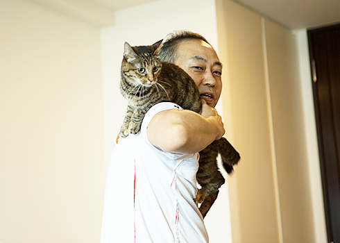 愛猫との生活を楽しんでいるGさん。リビングとベッドルームで過ごすことが多いが、バルコニーに出て夜景を眺めることも。