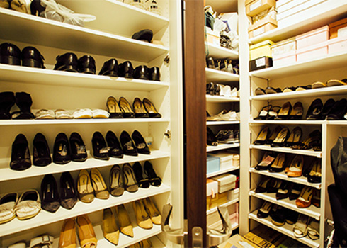 生活動線の良さや充実した収納スペースも満足ポイントのひとつ。シューズインクロゼットには豊富に靴が収納されている。