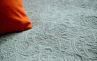 織り模様が素敵なベッドスプレッドは長年の愛用品。