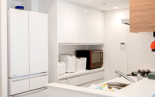 白い食器棚を設置し、冷蔵庫や炊飯器などの家電も白をメインに
