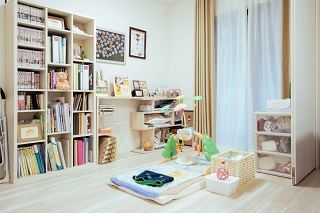 子ども部屋の家具は壁側にすっきりと。窓際の棚は組換えもできる